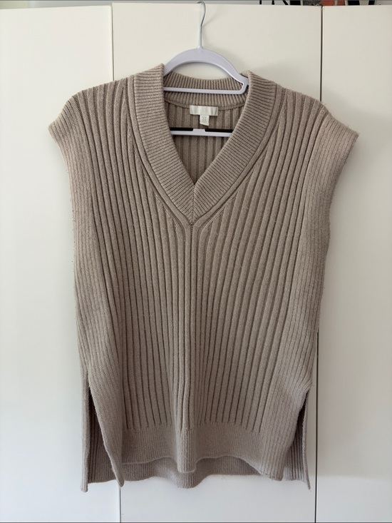 H&M Sweaters - Ribbed V-Neck Oversized SweaterVest in Taupe
